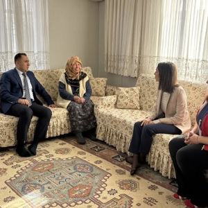 İl Müdürümüz İlkay Türkoğlu, 1992 yılında vatani görevini ifa ederken şehit düşen Mehmet Aydın’ın bizlere emaneti olan, Köşk ilçesinde yaşayan kıymetli annesi Elveda Annemizi ziyareti - fotoğraf 2