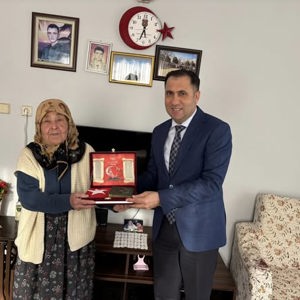 İl Müdürümüz İlkay Türkoğlu, 1992 yılında vatani görevini ifa ederken şehit düşen Mehmet Aydın’ın bizlere emaneti olan, Köşk ilçesinde yaşayan kıymetli annesi Elveda Annemizi ziyareti - fotoğraf 3