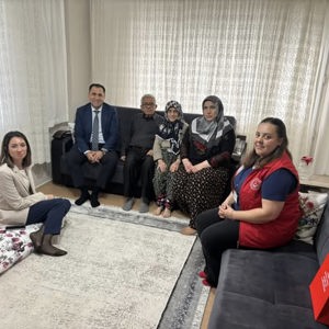İl Müdürümüz İlkay Türkoğlu, 1966 yılında vatani görevini ifa ederken hain terör örgütü ile girdiği çatışma sonucu yaralanarak malul gazi olan Celil amcamızı, Köşk ilçesinde ikamet ettiği evinde ailesiyle birlikte ziyareti - fotoğraf 2