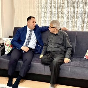 İl Müdürümüz İlkay Türkoğlu, 1966 yılında vatani görevini ifa ederken hain terör örgütü ile girdiği çatışma sonucu yaralanarak malul gazi olan Celil amcamızı, Köşk ilçesinde ikamet ettiği evinde ailesiyle birlikte ziyareti - fotoğraf 1