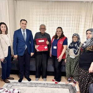 İl Müdürümüz İlkay Türkoğlu, 1966 yılında vatani görevini ifa ederken hain terör örgütü ile girdiği çatışma sonucu yaralanarak malul gazi olan Celil amcamızı, Köşk ilçesinde ikamet ettiği evinde ailesiyle birlikte ziyareti - fotoğraf 3