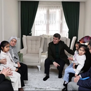 8 Mart Dünya Kadınlar Günü vesilesiyle Şehidimiz Ali BİLGİÇ’in Annesi Zeynep BİLGİÇ teyzemiz, Ulu Çınarımız Nazile KARABÖCEK teyzemiz ile İki çocuğuyla yaşayan Gayenur TEZCANER’i ziyaret ederek günlerini kutladık. - fotoğraf 2