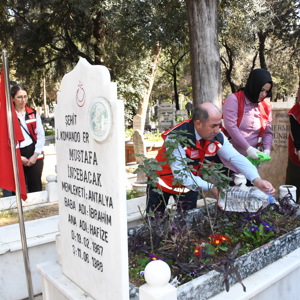 İl Müdürümüz Galip SÖKMEN Tarafından Şehit Kabri Ziyareti Gerçekleştirildi - fotoğraf 1
