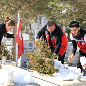 Vatanımızın bölünmez bütünlüğü, milletimizin huzuru için canlarını feda eden aziz şehitlerimizin kabirleri İl Müdürümüz Serdar Demirci ve çalışma arkadaşlarımızla birlikte bayram öncesinde ziyaret ediliyor. - fotoğraf 1