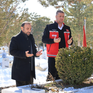 Vatanımızın bölünmez bütünlüğü, milletimizin huzuru için canlarını feda eden aziz şehitlerimizin kabirleri İl Müdürümüz Serdar Demirci ve çalışma arkadaşlarımızla birlikte bayram öncesinde ziyaret ediliyor. - fotoğraf 5
