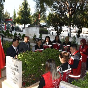 Bakanlığımız Tarafından 81 İlde Eş Zamanlı Olarak Gerçekleştirilen Şehitlik Ziyareti Programı - fotoğraf 2