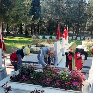 ŞEHİT KABİRLERİ İÇİN 81 İLDE EŞ ZAMANLI BAKIM, ONARIM VE TEMİZLİK ÇALIŞMAMIZ - fotoğraf 1