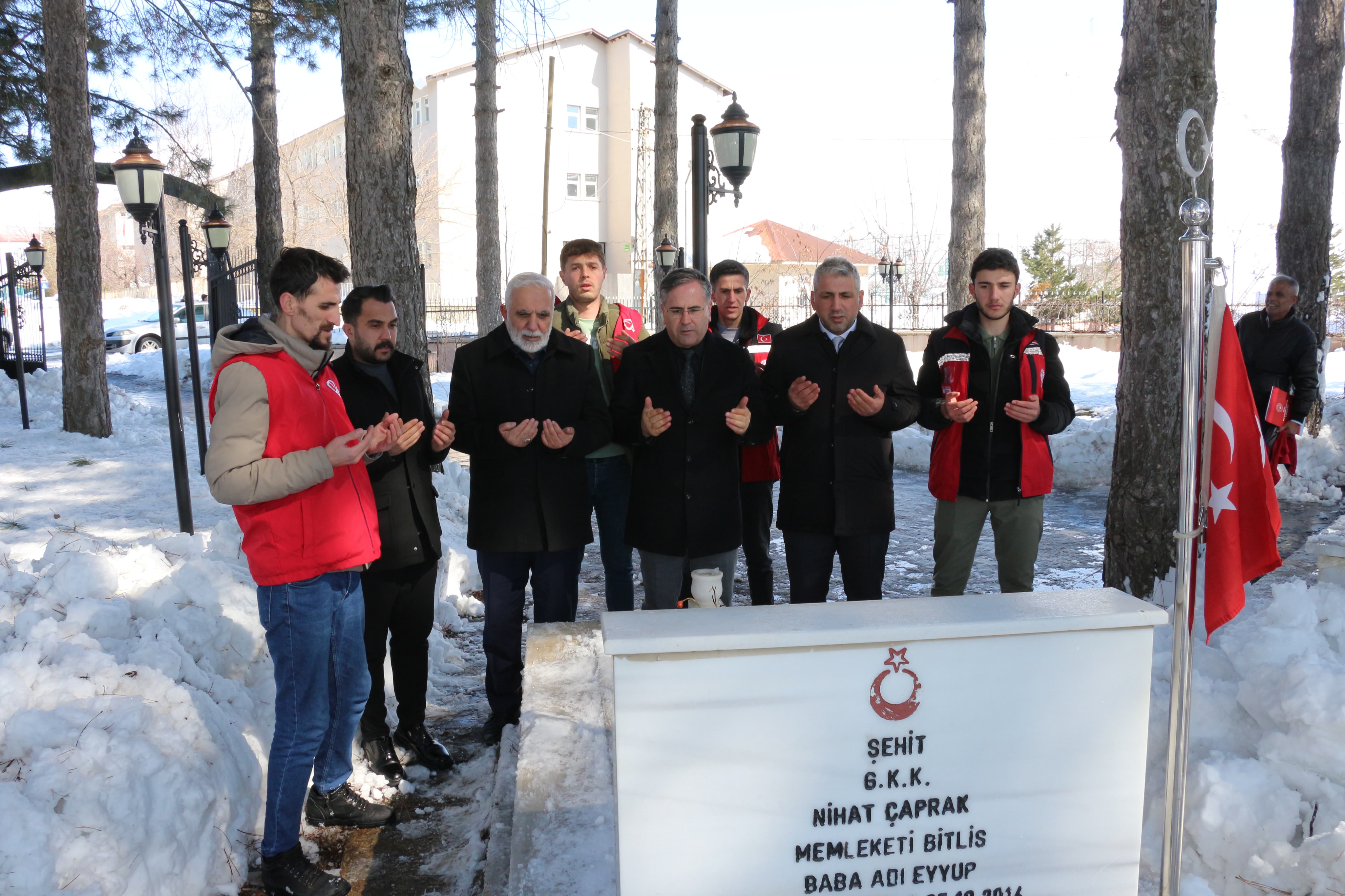 Bitlis’te Şehitlere Anlamlı Ziyaret