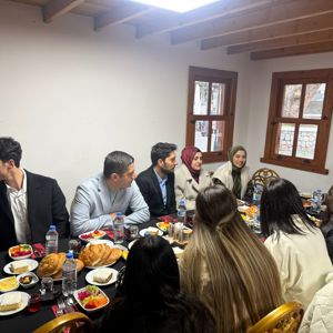 Gazi Vakfı Gazanfer Bilge Çocuk Evleri Sitesinde Gençler ve Çocuklar İftarda Bir Araya Geldi - fotoğraf 3