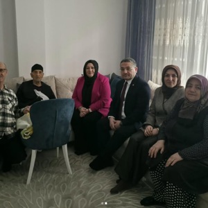 Engelli ve Yaşlı Hizmetleri Genel Müdürlüğü Yaşlı Bakım Hizmetleri Daire Başkanımız Gamze ALTUN, İl Müdürümüz Adem YÜCEL ile birlikte Kore Gazimiz Kahraman Ağa AYTEKİN ve kıymetli ailesini ziyaret etti. - fotoğraf 2