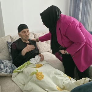 Engelli ve Yaşlı Hizmetleri Genel Müdürlüğü Yaşlı Bakım Hizmetleri Daire Başkanımız Gamze ALTUN, İl Müdürümüz Adem YÜCEL ile birlikte Kore Gazimiz Kahraman Ağa AYTEKİN ve kıymetli ailesini ziyaret etti. - fotoğraf 1