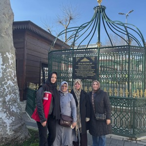Ramazan Ayının Manevi İkliminde, Kahraman Gazilerimiz ve Değerli Şehit Ailelerimizle Birlikte Camii ve Türbe ziyareti Gerçekleştirildi - fotoğraf 3
