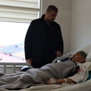 Kahraman Şehidimiz Salih Zengin'in Bizlere Emaneti Olan Değerli Babası Mehmet Amcamız Geçirdiği Ameliyat Sonrasında İl Müdürümüz Sayın Serdar Demirci Tarafından Hastanede Ziyaret Edildi. - fotoğraf 2
