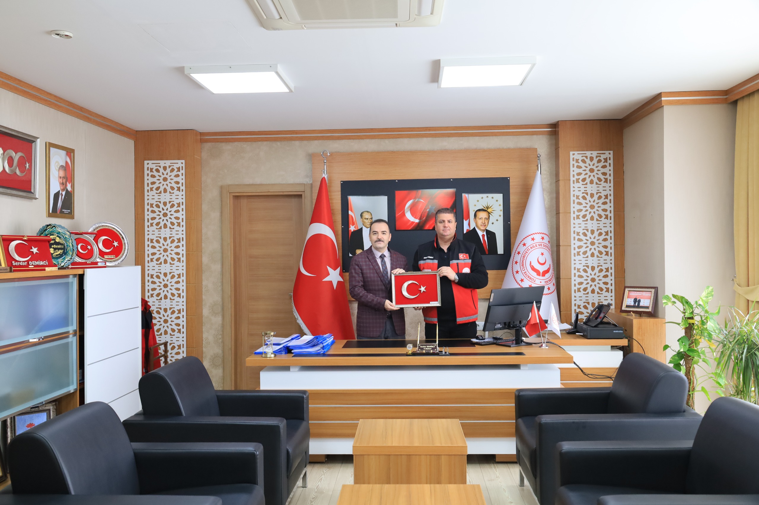 İl Müdürümüz Sayın Serdar Demirci Zonguldak İline Tayin Olan Kuruluş Müdürü Sayın Sezgin Alboğa'ya Bugüne Kadar Kurumumuza Yapmış Olduğu Katkı ve Hizmetler Dolayısıyla Teşekkür Ederek, Yeni Görev Yerinde Başarılar Diledi.