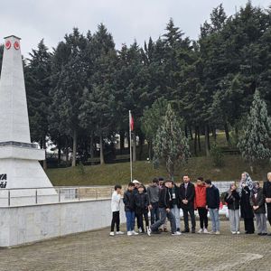 Sakarya Şehitliği’ne Anlamlı Bir Ziyaret Gerçekleştirildi. - fotoğraf 1