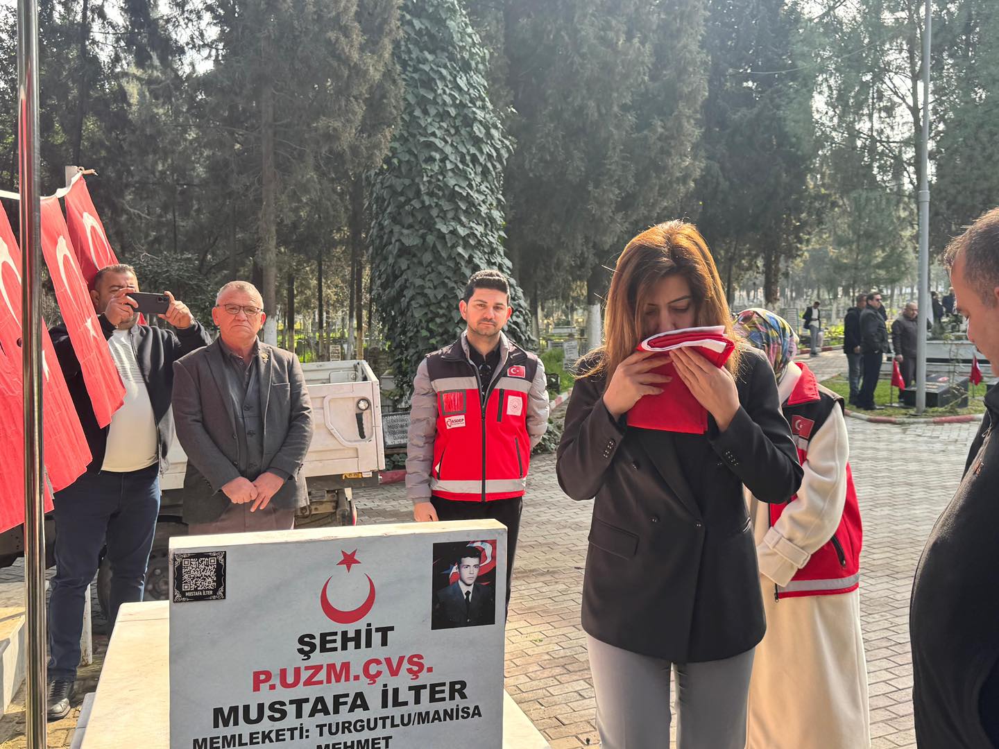 Turgutlu Protokolü Şehitlerimizin Kabirlerini Ziyaret Ederek Dualarla Yâd Etti