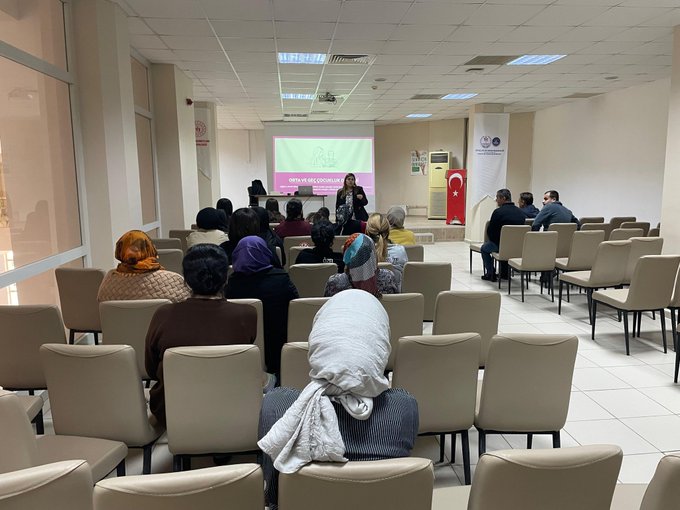  “Ergenlik Gelişim Dönemi ve Ebeveynlere Çözüm Önerileri” eğitimi 