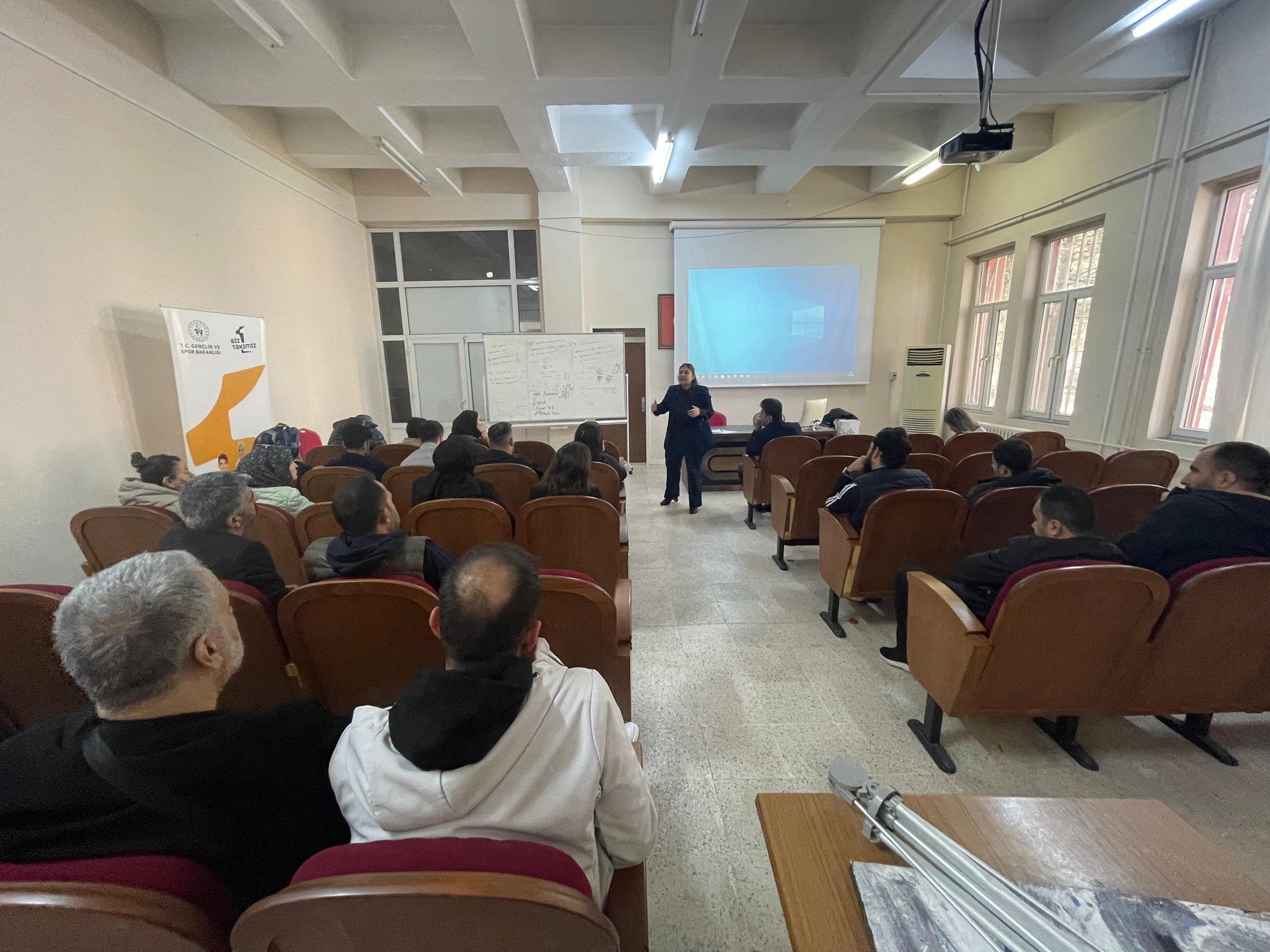  Yurtlar Genel Müdürlüğü ve Petrolkent Gençlik Merkezi personellerine “Aile İçi İletişim" eğitimi 