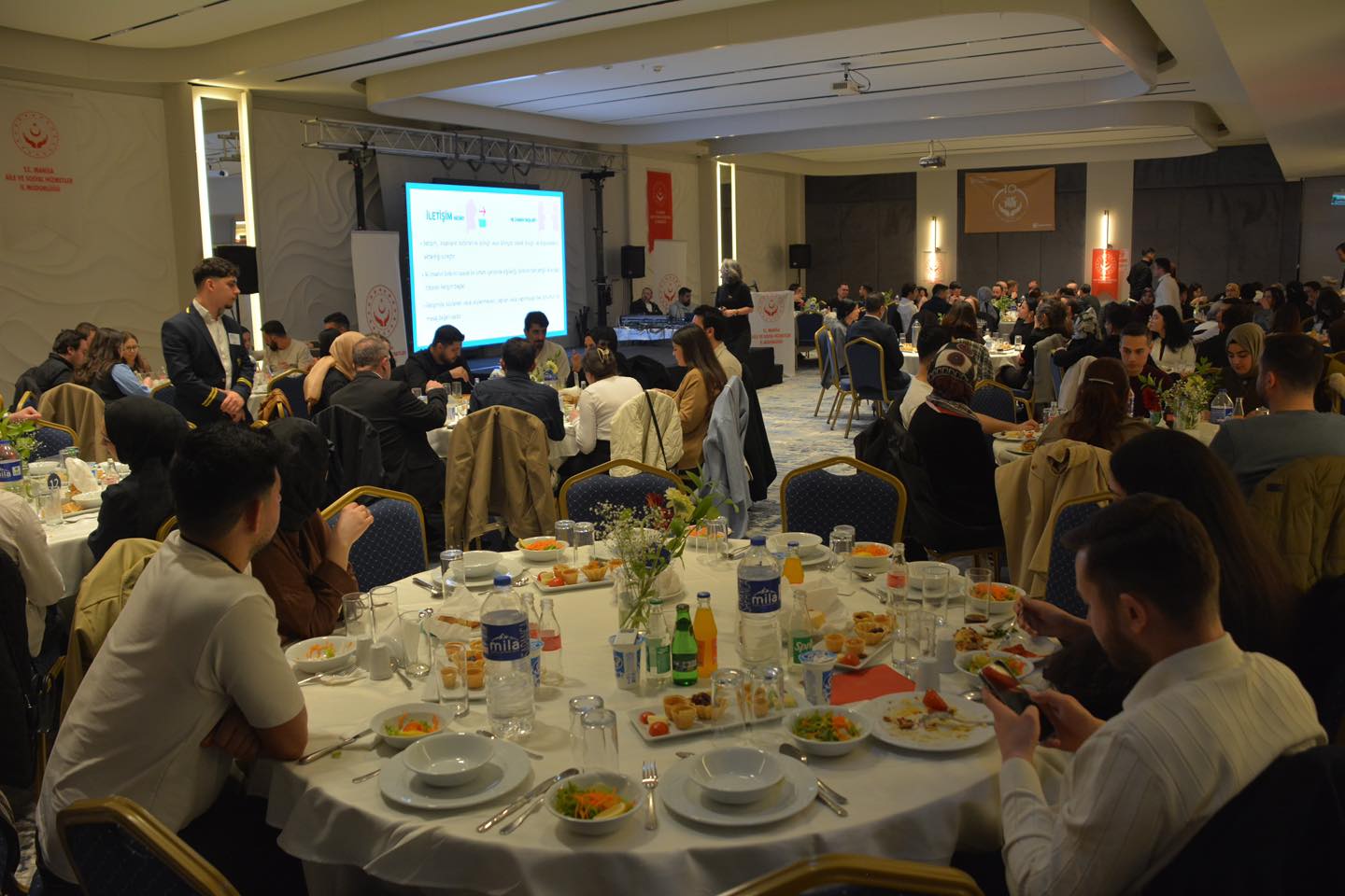 Manisa’da Genç Çiftler “Aile Buluşmaları” İftar Programında Bir Araya Geldi