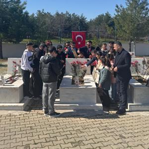 Çanakkale Zaferi ve Şehitleri Anma Günü’nde Aziz Şehitlerimizi Andık  - fotoğraf 3