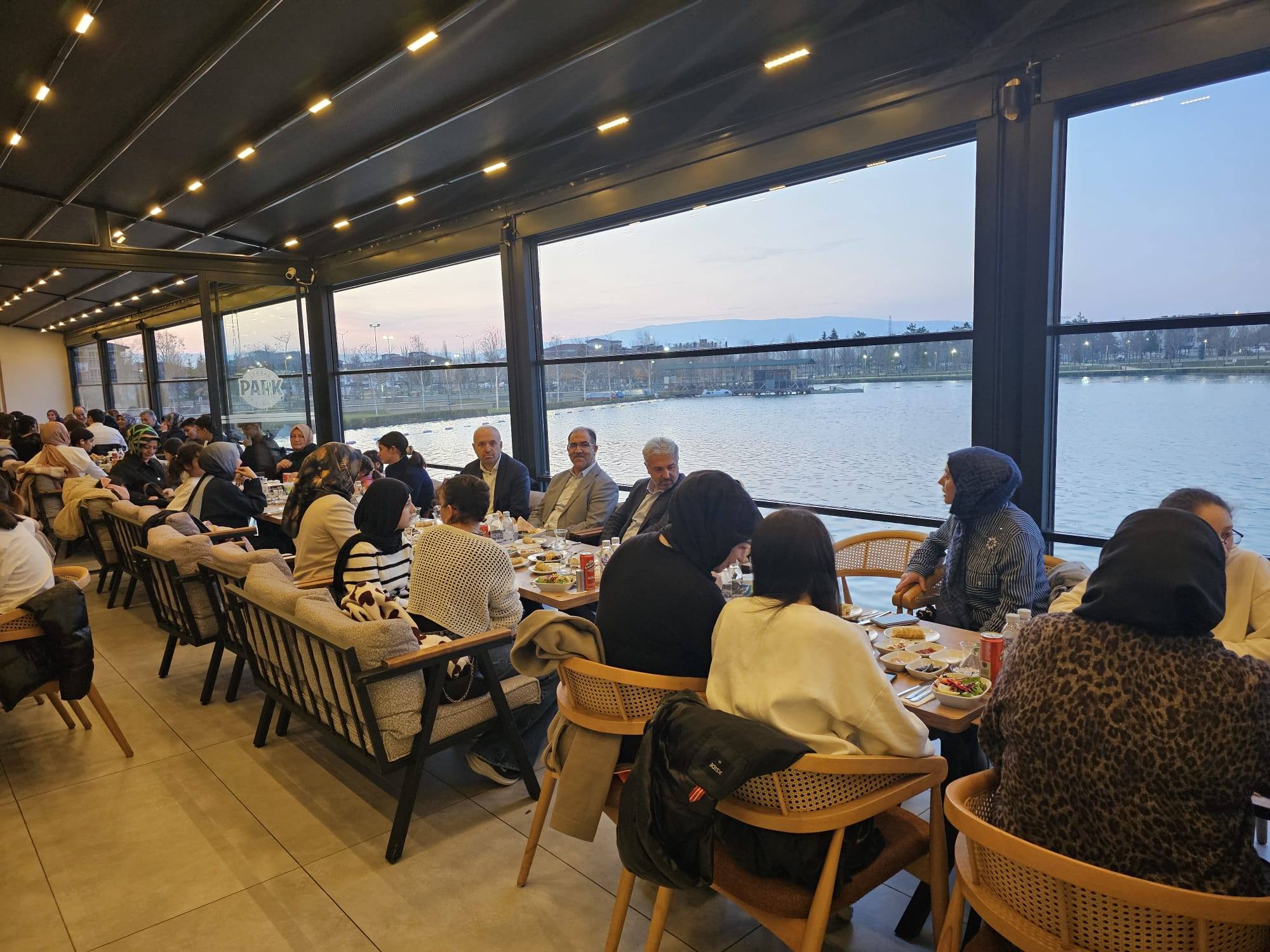 Ramazan ayının birlik, beraberlik ve paylaşma ruhunu en güzel şekilde hissettiğimiz bu mübarek günlerde, İl Müdürlüğümüze bağlı Çocuk Evlerinde kalan çocuklarımızla anlamlı bir iftar programında bir araya gelindi.