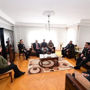 Şehidimiz Polis Memuru Kadir Ergün Eskici’nin Kıymetli Ailesine Hanelerinde Bayram Ziyaretinde bulunuldu. - fotoğraf 1