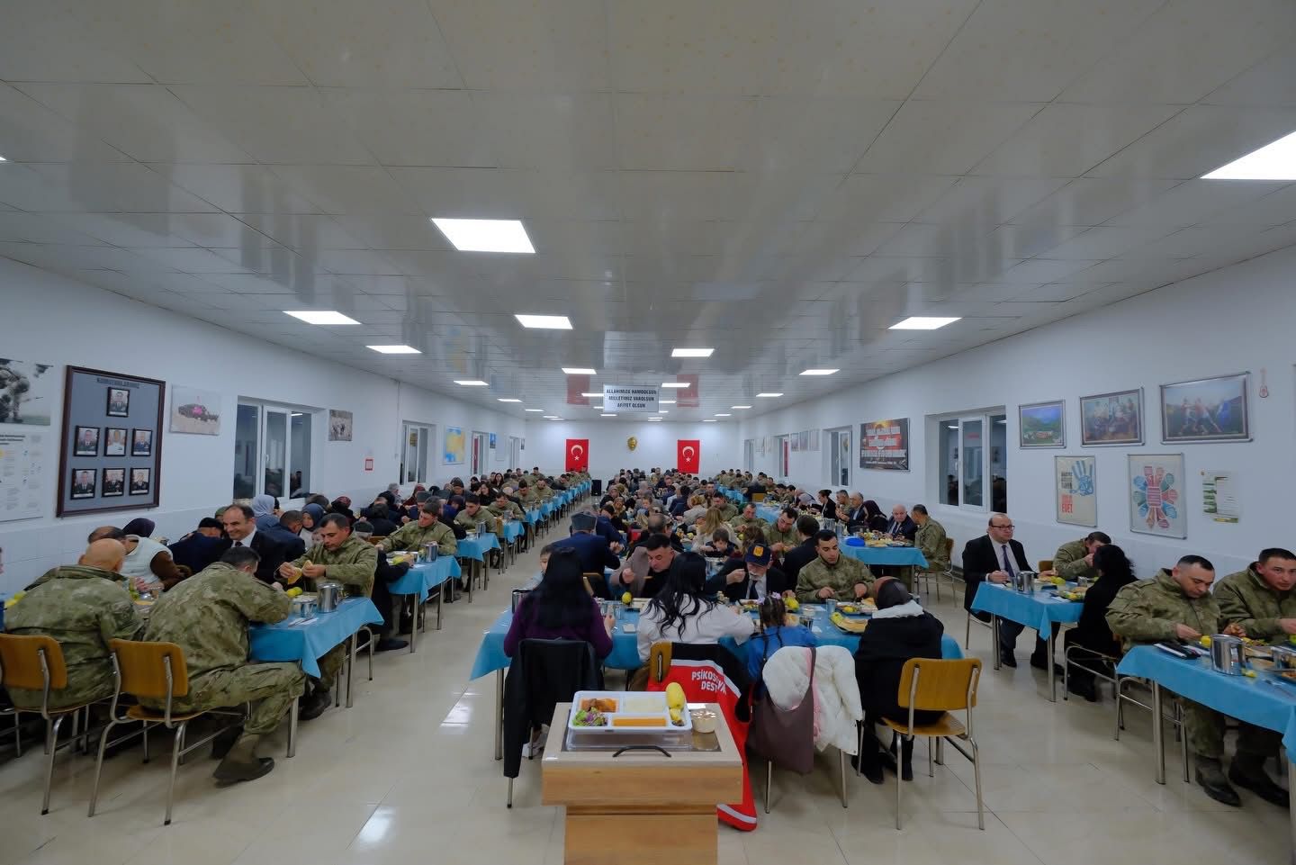 Sayın Valimiz Tülay Baydar Bilgihan , İl Protokol Üyeleri ve kurum yöneticileriyle birlikte 58. Komando Eğitim Alay Komutanlığında düzenlenen iftar programında; şehit ailelerimiz, gazilerimiz, gazi ailelerimiz ile er ve erbaşlarımızla bir araya geldi.