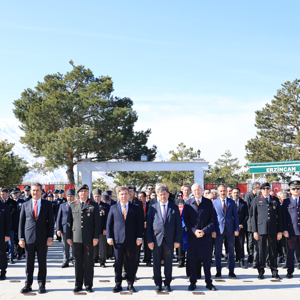 ​18 Mart Çanakkale Deniz Zaferi ve Şehitleri Anma Günü dolayısıyla Valimiz Sayın Hamza Aydoğdu ve İlimiz Protokolü, İl Müdürümüz Sayın Serdar Demirci ve Huzurevlerimizde Kalan Kıymetli Büyüklerimiz Aziz Şehitlerimizin Mübarek Makamlarını Ziyaret Etti. - fotoğraf 1