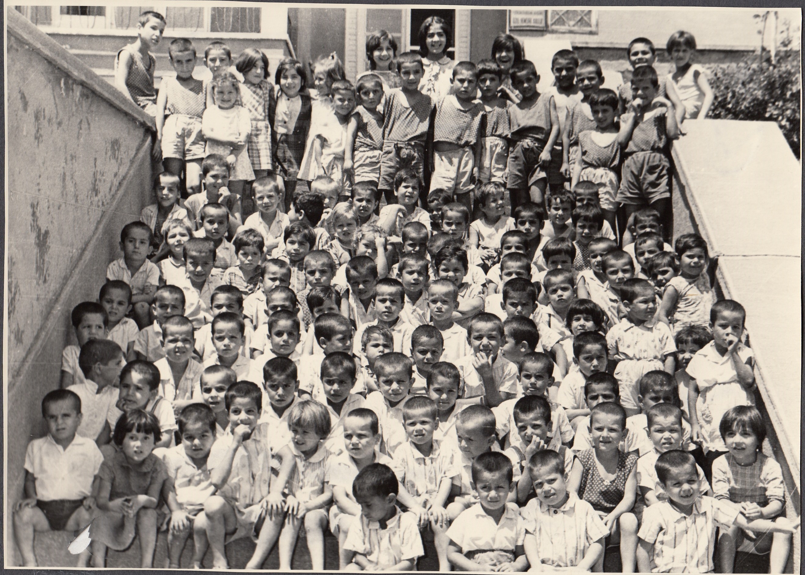 Çocuk Esirgeme Kurumu önündeki merdivene poz vermiş çocuklar. Fotoğraf 70li yıllardan kalmış.