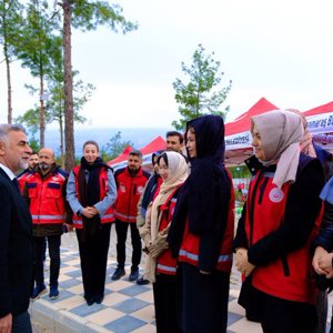 İl Müdürümüz Emre Çalğan Mezarlık Ziyaretlerinde Görev Alan Personelimizle Bayramlaştı - fotoğraf 1