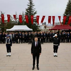 📌18 Mart Şehitleri Anma Günü ve Çanakkale Zaferi’nin 111’inci yıl dönümü münasebetiyle Niğde Şehitliği’nde düzenlenen anma töreni, çelenk sunma programı ile başladı. - fotoğraf 3
