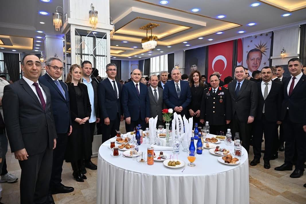 Manisa’da Geleneksel Bayramlaşma Töreni Yoğun Katılımla Gerçekleştirildi