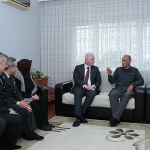 Sn. Valimiz Davut GÜL ve İl Müdürümüz Sn. Ömer TURAN Şehit ve Gazi Ailelerimizi Ziyaret Etti - fotoğraf 3