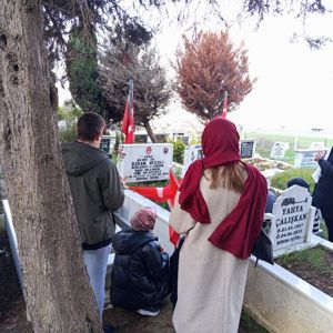 Bakanlığımızdan Hizmet Alan Gençlerimizle Şehitlik Ziyaretleri Gerçekleştirilerek Aziz Şehitlerimiz Dualarla Yâd Edildi - fotoğraf 2