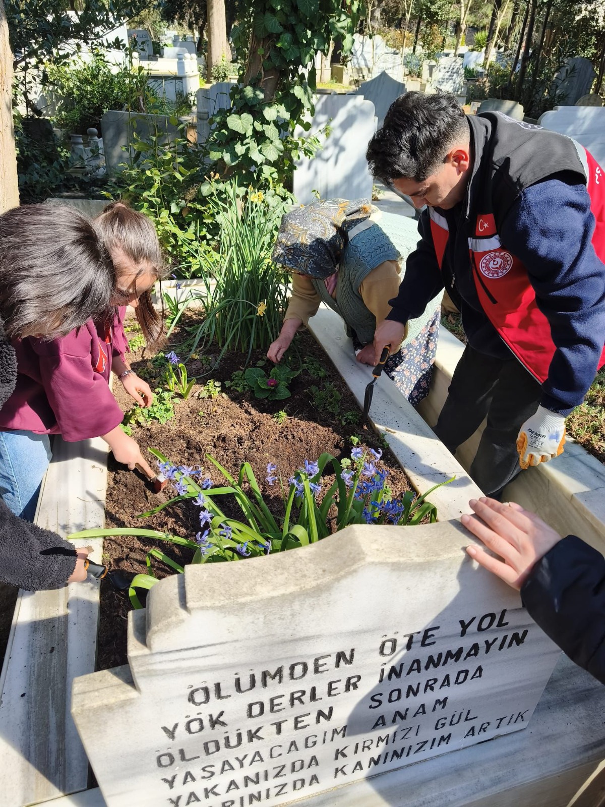 Bakanlığımızdan Hizmet Alan Gençlerimizle Şehitlik Ziyaretleri Gerçekleştirilerek Aziz Şehitlerimiz Dualarla Yâd Edildi