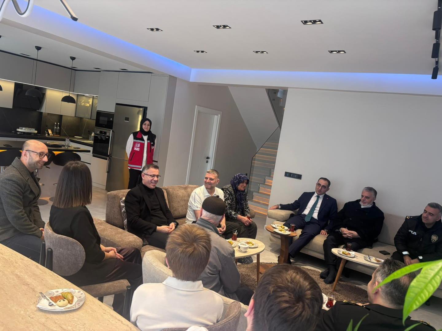 Soma’da Şehit ve Gazi Ailelerine Protokolden Anlamlı Vefa Ziyareti