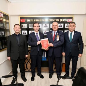 Valimiz Sayın Ahmet Karakaya, 18 Mart Çanakkale Deniz Zaferi ve Şehitleri Anma Günü yıl dönümü vesilesiyle Tatvan Şehit Aileleri ve Gazileri Derneğini ziyaret ederek Dernek Başkanı Yafes Akkaya ile şehit ve gazi aileleriyle bir araya geldi - fotoğraf 3