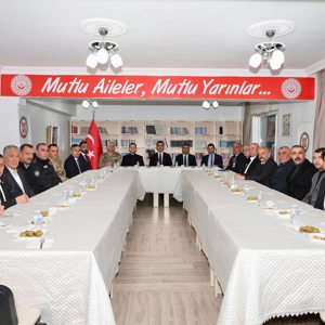 Valimiz Sayın Ahmet Karakaya, 18 Mart Çanakkale Deniz Zaferi ve Şehitleri Anma Günü yıl dönümü vesilesiyle Tatvan Şehit Aileleri ve Gazileri Derneğini ziyaret ederek Dernek Başkanı Yafes Akkaya ile şehit ve gazi aileleriyle bir araya geldi - fotoğraf 2