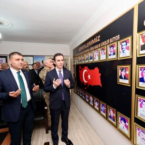Valimiz Sayın Ahmet Karakaya, 18 Mart Çanakkale Deniz Zaferi ve Şehitleri Anma Günü yıl dönümü vesilesiyle Tatvan Şehit Aileleri ve Gazileri Derneğini ziyaret ederek Dernek Başkanı Yafes Akkaya ile şehit ve gazi aileleriyle bir araya geldi - fotoğraf 1