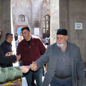 “Ey şehîd oğlu şehîd, isteme benden makber, Sana âgûşunu açmış duruyor Peygamber.” - fotoğraf 6