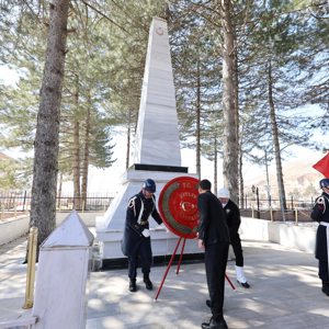 “Ey şehîd oğlu şehîd, isteme benden makber, Sana âgûşunu açmış duruyor Peygamber.” - fotoğraf 2