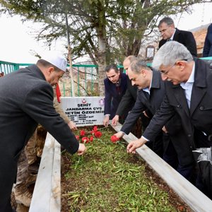 Valimiz Sayın Ahmet Karakaya, Ramazan Bayramı vesilesiyle gerçekleştirdiği ziyaretler kapsamında; Şehit Jandarma Er Metin Özdemir’in kabrini ziyaret etti - fotoğraf 2