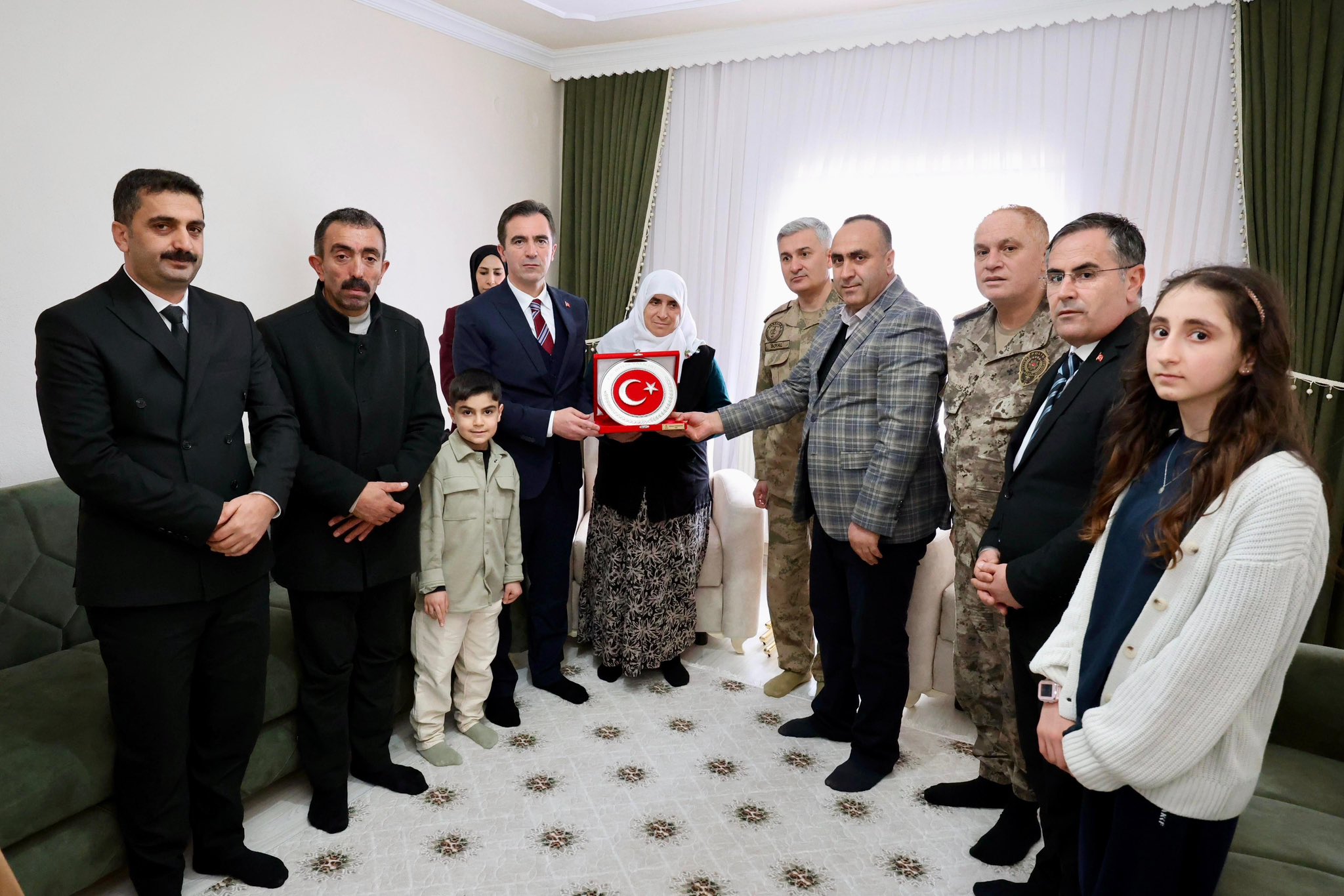 Valimiz Sayın Ahmet Karakaya, Ramazan Bayramı kapsamında; Şehit Güvenlik Korucusu Muhlis Özügüzel’in  kıymetli ailesini ziyaret etti