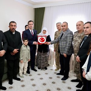 Valimiz Sayın Ahmet Karakaya, Ramazan Bayramı kapsamında; Şehit Güvenlik Korucusu Muhlis Özügüzel’in  kıymetli ailesini ziyaret etti - fotoğraf 1