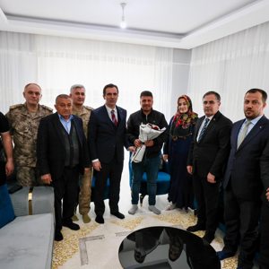 Valimiz Sayın Ahmet Karakaya, Ramazan Bayramı kapsamında; Kahraman Gazimiz Arafat Özdemir’i Hüsrev Paşa Mahallesi’ndeki ikametinde ziyaret etti - fotoğraf 2