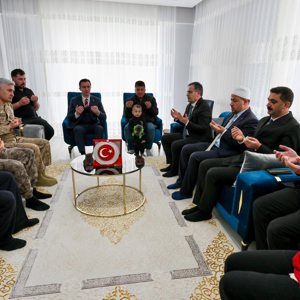Valimiz Sayın Ahmet Karakaya, Ramazan Bayramı kapsamında; Kahraman Gazimiz Arafat Özdemir’i Hüsrev Paşa Mahallesi’ndeki ikametinde ziyaret etti - fotoğraf 1