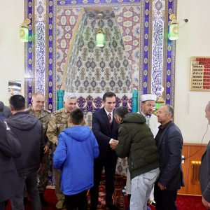 Valimiz Sayın Ahmet Karakaya, mübarek Ramazan Bayramı’nda 8 Ağustos Camii’nde kılınan Cuma namazını eda ederek bayramın manevi atmosferini vatandaşlarımızla birlikte paylaştı - fotoğraf 3