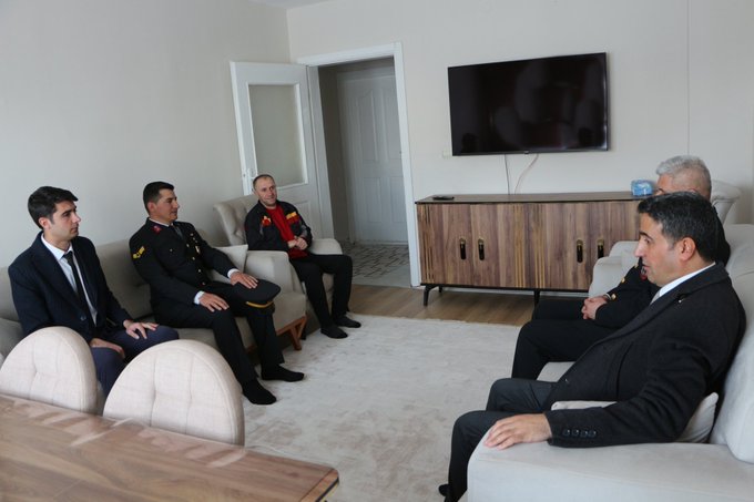 Ramazan Bayramı  vesilesiyle İl Müdürlüğümüze bağlı Karlıova Sosyal Hizmet Merkezi kuruluş müdürü Ahmet KETENCİ, Karlıova SYDV müdürü Özgür DEĞİRMENCI ve İlçe Jandarma Komutanlığı ile birlikte şehit ailelerini ziyaret etti.