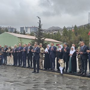 ŞEHİT AİLELERİMİZ VE BAKIM ALTINDAKİ ÇOCUKLARIMIZ ŞEHİTLİKTE BULUŞTU - fotoğraf 2