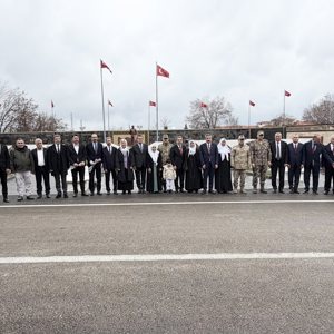 ŞEHİT AİLELERİMİZ VE BAKIM ALTINDAKİ ÇOCUKLARIMIZ ŞEHİTLİKTE BULUŞTU - fotoğraf 4